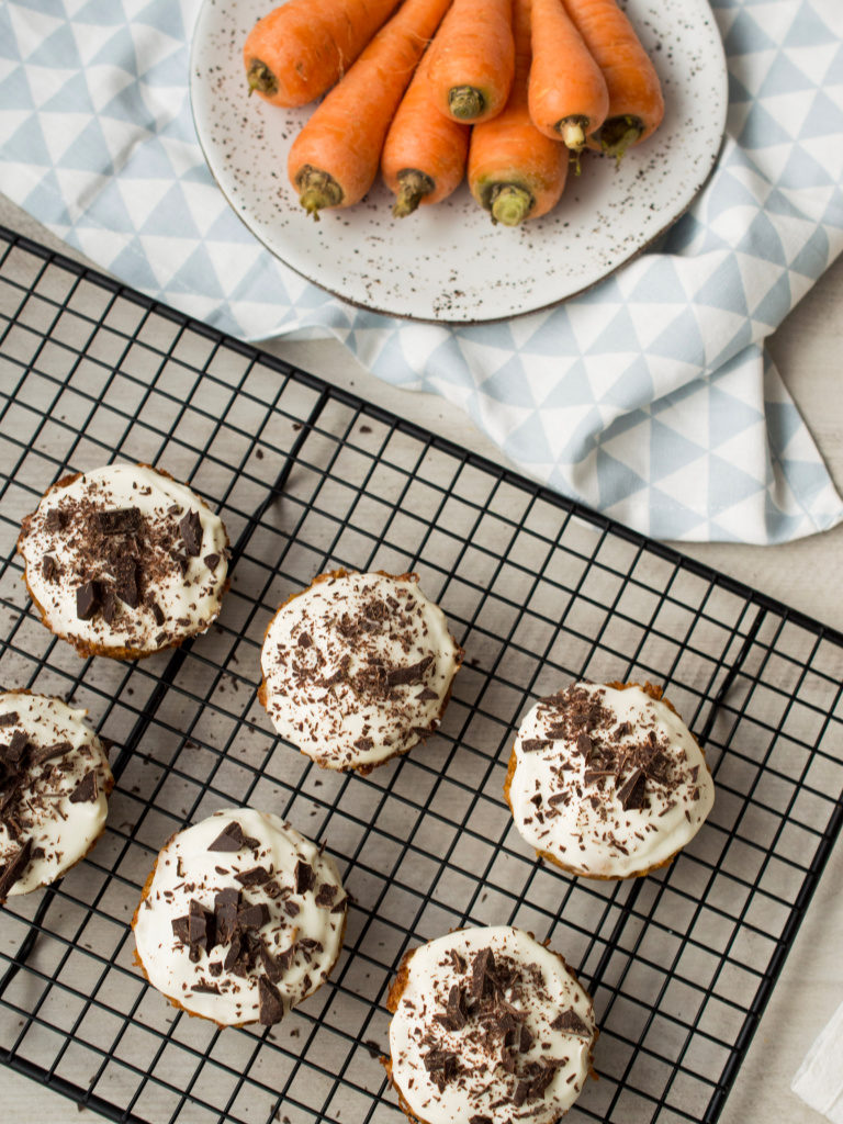 Carrot cake muffins decorados con yogur griego y chocolate picado.