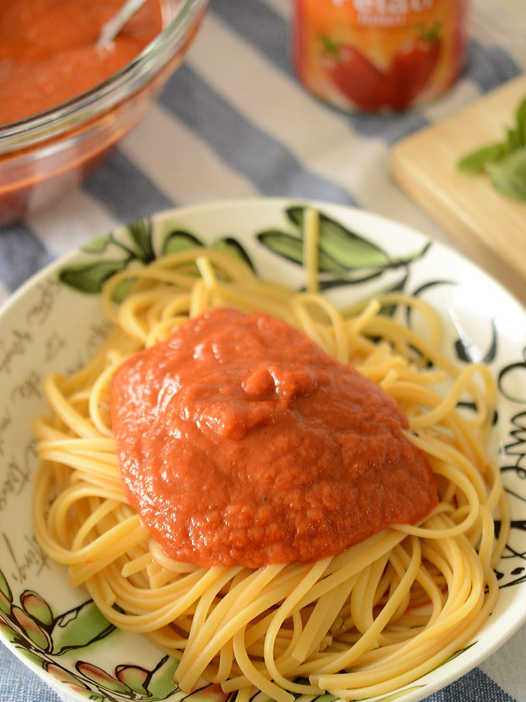 Plato de spaghetti con salsa de tomate natural.